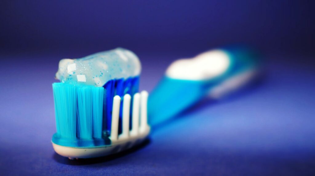 Viele Zahnpasten enthalten Aluminium, das schädlich für die Gesundheit sein kann