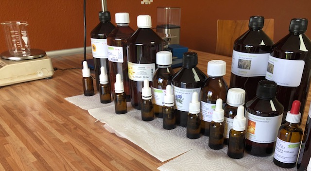 hohwertige Öle und Rohstoffe in einem Labor für die Entwicklung von bioidentischer Kosmetik