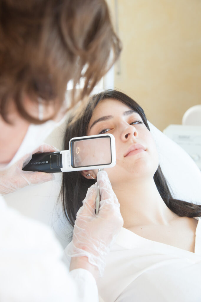 Ganzheitliche Hautberatung einer jungen Frau mit Akne durch Kosmetikerin Birgit Hentzler-Liepe