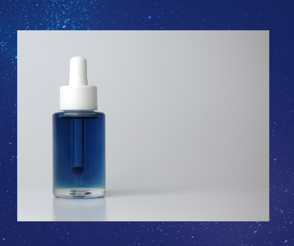 Blue Tansy, auch blauer rainfarn genannt, ist ein blaues Öl mit einer beruhigenden und entspannenden Wirkung in der Kosmetik. Das deep blue Öl wird gerne von Doterra oder Sonnenberg skincare verwendet