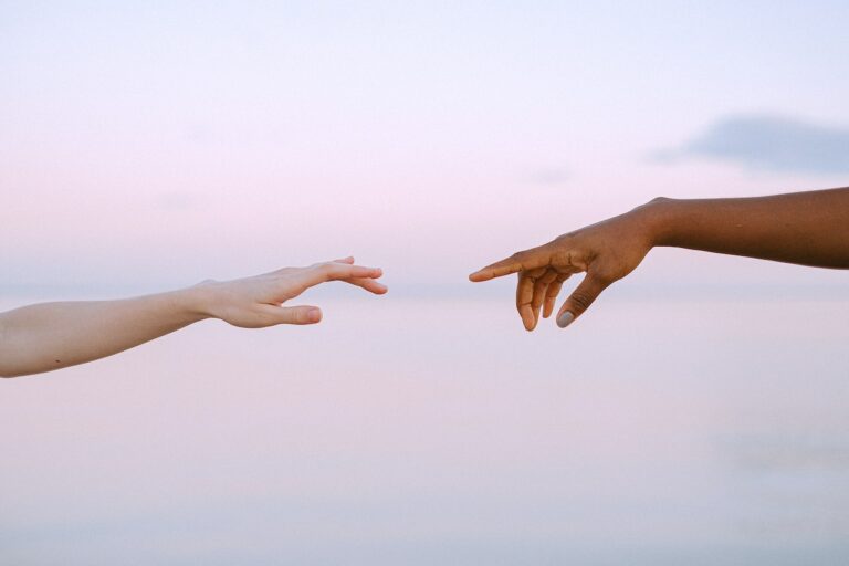 Frauenhände, die sich berühren wollen. Die Haut der Hände und des Körpers wird beim Älterwerden trocken und empfindlicher. Diese Hautprobleme treten häufig in den Wechseljahren auf und können mit geeigneten Kosmetika gut behandelt werden